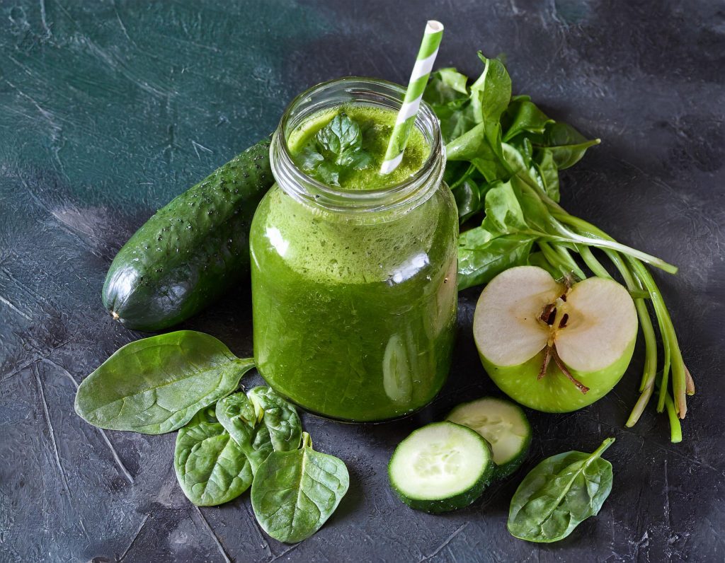 Representación de batido verde detox con espinacas, manzana y pepino